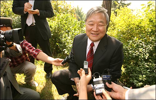 2일 낮 정대철 열린우리당 상임고문이 서울 서대문 정일형·이태형 박사 기념관앞 잔디밭에서 정계개편과 관련한 기자들의 질문에 답변을 하고 있다. 